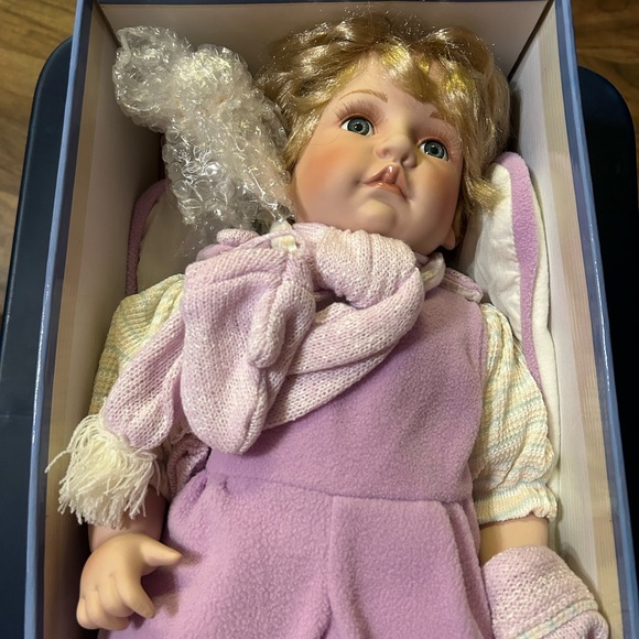 Cathay Collection Floral Box - Picture 3 of 5